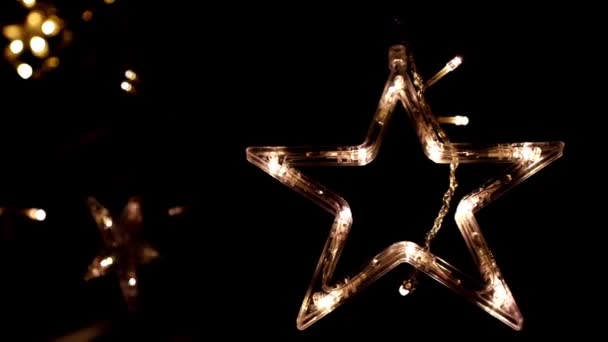 圣诞灯饰与明亮的Led灯形状的金色星光闪烁着光芒 圣诞之星挂挂装饰 — 图库视频影像
