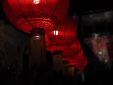 Çin feneri ve ampulü koyu arkaplanda. İç Asya dekorasyonları. Seçici odak.