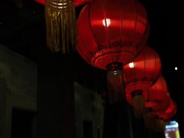 Çin feneri ve ampulü koyu arkaplanda. İç Asya dekorasyonları. Seçici odak.