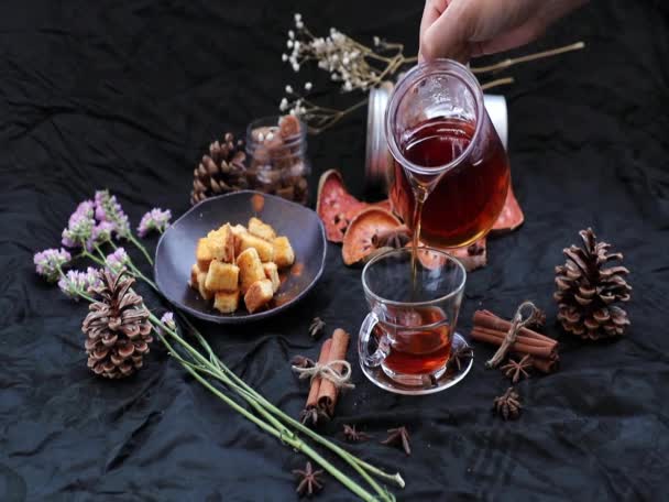 Frutas Cebo Vierte Una Tetera Una Taza Vidrio Con Corteza — Vídeo de stock