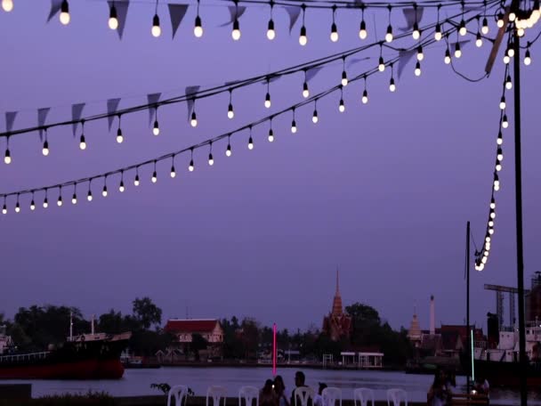 泰国曼谷 2020年1月12日 在庆祝活动或节日期间 在夜空背景下装饰的软聚光灯泡 假日装饰 有选择的重点 — 图库视频影像