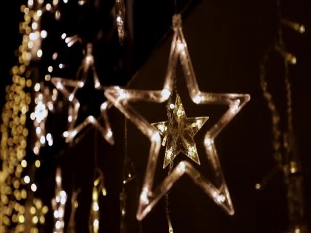 ゴールドスターの形をした明るいLedライトでクリスマスの照明装飾は輝きを放ちます クリスマススターハンギングデコレーション — ストック動画