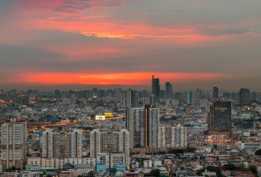 Bangkok, Tayland - 11 Mayıs 2020: Bangkok 'ta gökdelenli gökyüzü manzarası güzel bir alacakaranlıkta şehre modern bir tarz kazandırıyor. Seçici odak.