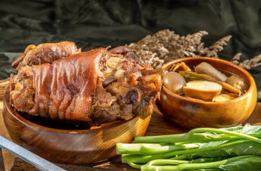 Çin geleneksel yemeği haşlanmış tatlı soslu domuz budu haşlanmış yumurta, tofu, lahana turşulu marul ve siyah arka planda turşulu kırmızı biber. Seçici odak.