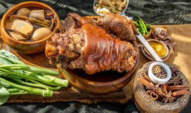 Çin geleneksel yemeği haşlanmış tatlı soslu domuz budu haşlanmış yumurta, tofu, lahana turşulu marul ve siyah arka planda turşulu kırmızı biber. Seçici odak.