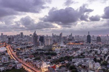 Bangkok, Tayland - 20 Mayıs 2020: Bangkok 'ta gökdelenli gökyüzü manzarası güzel bir alacakaranlıkta şehre modern bir tarz kazandırıyor. Seçici odak.