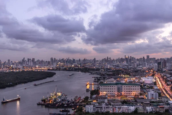 バンコク 2020年5月20日 バンコク市内の美しい景色 夜のチャオプラヤ川沿いの美しさの高層ビル 選択的焦点 — ストック写真