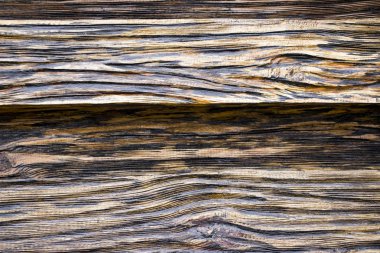 Yaşlanmış ahşap doku. Tahtalar siyah ve kahverengi. Yapay olarak eskitilmiş odun. Derin doku. Yaşlı ağaç kavramı..