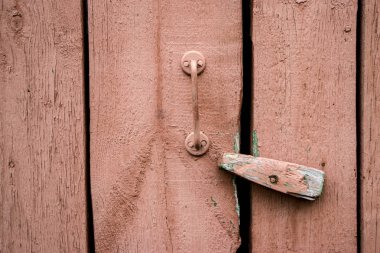 Boya soyan eski ahşap tahtalar. Eski bir geçmiş. Meşe ve çam ağacından yapılmış desenli tahtalar. Parlak renkler. Malzemenin doğal yaşı.