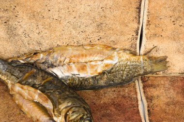 Sıcak füme sazan eski ahşap tahtalarda.