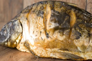 Sıcak füme sazan eski ahşap tahtalarda.