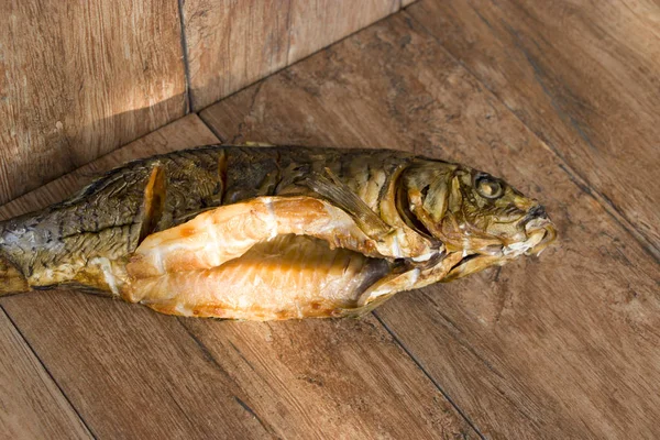 古い板の上で熱い燻製鯉. — ストック写真