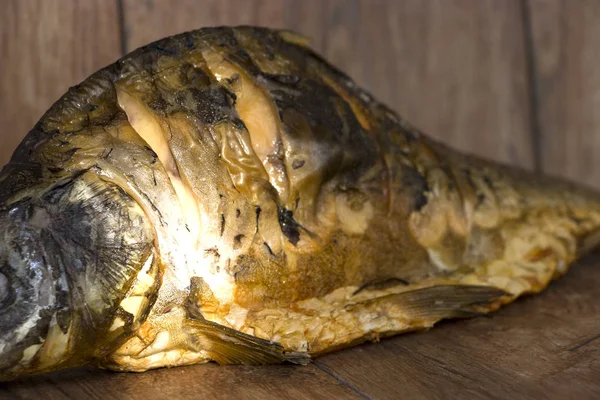 古い板の上で熱い燻製鯉. — ストック写真