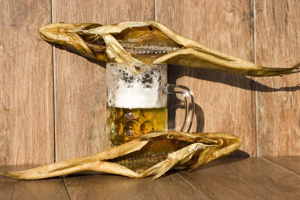 Koncepcja święta Oktoberfest. Wędzona ryba i szklanka piwa. Zimno wędzona okoń szczupaka na ciemnym rustykalnym tle. — Zdjęcie stockowe