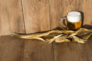 Oktoberfest tatil konsepti. Tütsülenmiş balık ve bir bardak bira. Soğuk tütsülenmiş turna balığı, koyu kırsal bir arka planda..