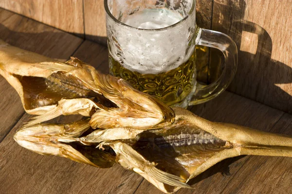 Conceito de férias Oktoberfest. Peixe fumado e um copo de cerveja. Poleiro de lúcio fumado a frio em um fundo rústico escuro . — Fotografia de Stock