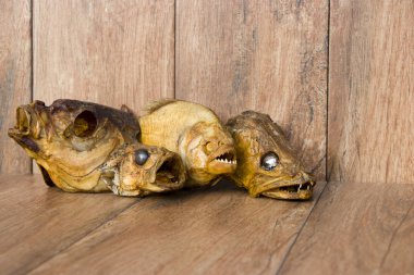 Eski ahşap arka planda füme balık. Bream, Pikeperch, Perch, Piranha. Nehir balığı.