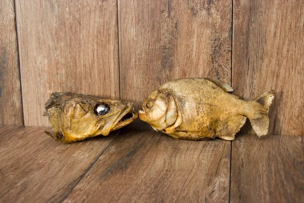 Pescado ahumado sobre un viejo fondo de madera. Pikeperch, Piraña. Peces del río . —  Fotos de Stock