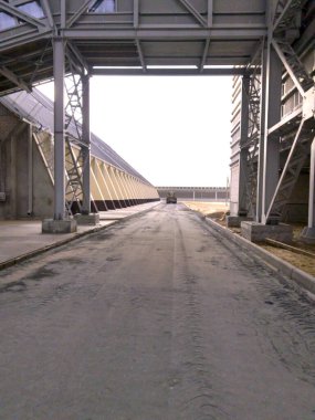 Yol yapımı. Madencilik ve işleme tesisi. Sylvinite madenciliği. Petrikov Bölgesi, Belarus Cumhuriyeti.