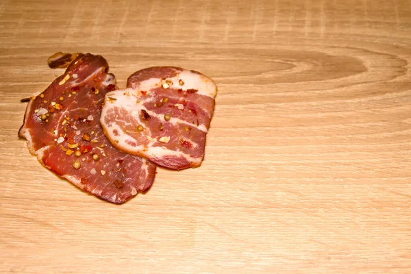 Aperitivo de carne curada. Cozinha caseira. Mesa de madeira . — Fotografia de Stock