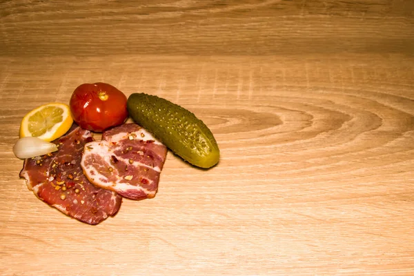 Cured meat appetizer. Pickled cucumber and tomato. Old wood background. — Stock Photo, Image