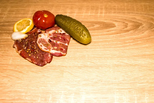 Aperitivo de carne curada. Pepino y tomate en escabeche. Fondo de madera vieja . —  Fotos de Stock