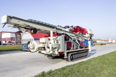 Sürüngen Sondaj Aletleri. Kuyuların delinmesi. Endüstri. Mineral keşfi.