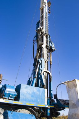 Sondaj kulesi. Derin kuyular kazıyoruz. Coring. Endüstri. Mineral keşfi.