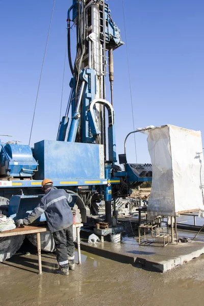 Borrigg. Borra djupa brunnar. Tråkigt. Industri. Mineralprospektering. — Stockfoto