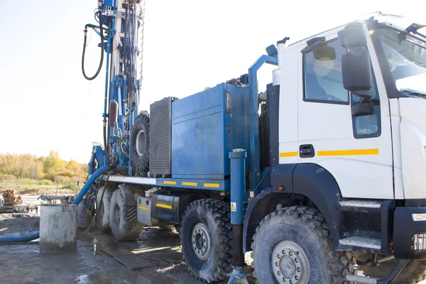 Sondaj kulesi. Derin kuyular kazıyoruz. Coring. Endüstri. Mineral keşfi.