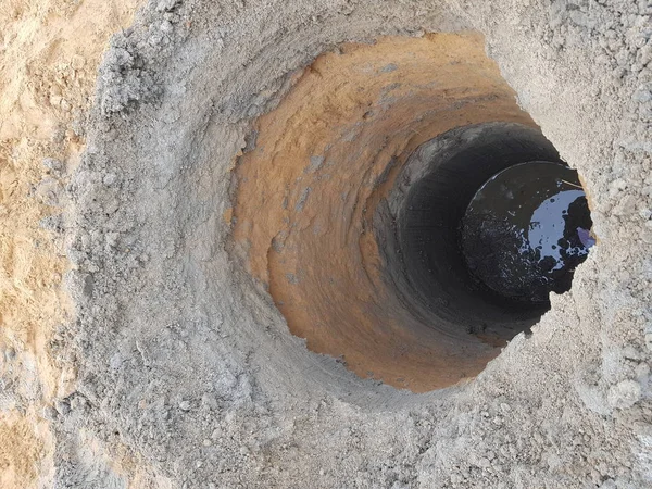 Die Gesteinsprobe in einem Bohrlochkern ist auf weißem Hintergrund isoliert — Stockfoto