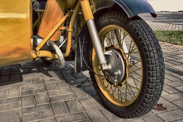 Vieja motocicleta amarilla con sidecar. El modelo antiguo . — Foto de Stock