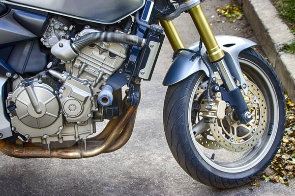 Bicicleta desportiva. Close-up. Detalhes da roda da motocicleta com freio e roda falou — Fotografia de Stock