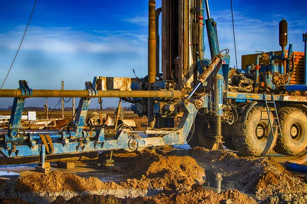 Sondaj kulesi. Derin kuyular kazıyoruz. Coring. Endüstri. Mineral keşfi. — Stok fotoğraf