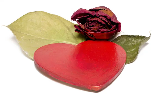 バラの葉に赤い心。乾燥した背景に上昇した。孤立した背景。愛とロマンス。バレンタインカード。コンセプト. — ストック写真