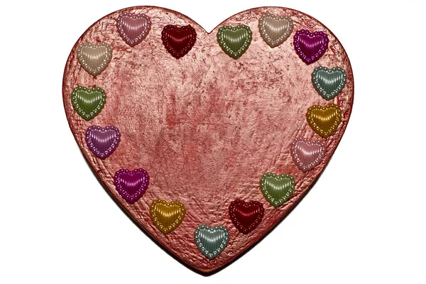 Egy piros szív, amelyre sok kis színes szív van helyezve a kontúr mentén. Elszigetelt háttér. Szerelem és romantika. Valentin-napi kártya. Fogalom. — Stock Fotó