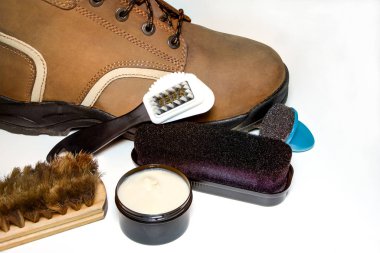 Ayakkabı bakımı. Fırça, ayakkabı kremi. Beyaz arka planda izole edilmiş. Tasarım kavramı