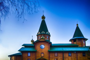 Ortodoks ahşap kilisesi şafakta. Moskova Kutsal Matrona Tapınağı Soligorsk