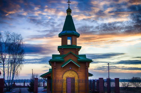 Iglesia ortodoxa de madera al amanecer. Templo de la Beata Matrona de Moscú Soligorsk — Foto de Stock