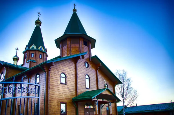 Orthodox wooden church at dawn. Temple of the Blessed Matrona of Moscow Soligorsk — Stock Photo, Image