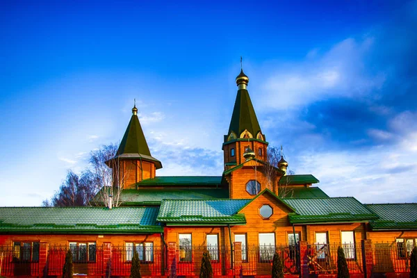 Православная деревянная церковь на рассвете. Храм Пресвятой Матроны Московской Солигорской — стоковое фото