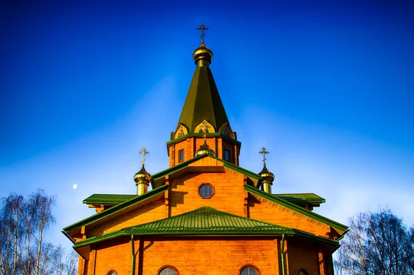 Iglesia ortodoxa de madera al amanecer. Templo de la Beata Matrona de Moscú Soligorsk —  Fotos de Stock