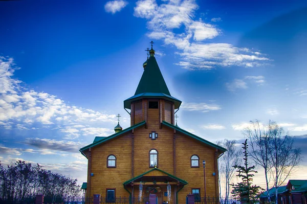 Православная деревянная церковь на рассвете. Храм Пресвятой Матроны Московской Солигорской — стоковое фото
