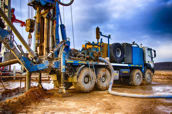 Equipamento de perfuração. A perfurar poços profundos. Indústria Exploração mineral. Bielorrússia. Salihorsk 2020 — Fotografia de Stock