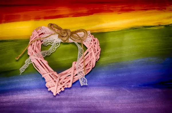 Tarjeta de San Valentín. Corazón en el fondo de la bandera LGBT. Relación entre las personas. Antecedentes El concepto de romance . —  Fotos de Stock