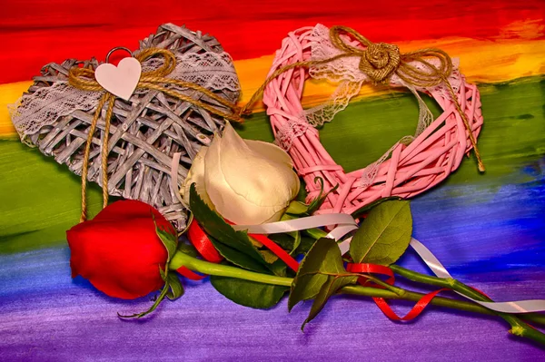 Открытка от Валентина. Сердце на фоне флага ЛГБТ с пышными розами. Отношения между людьми. Фон. Концепция романтики . — стоковое фото