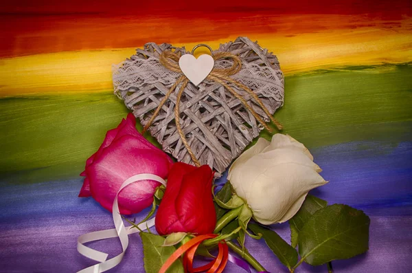 Valentin-napi kártya. Szív a háttérben az Lgbt zászló buja rózsák. Az emberek közötti kapcsolat. Háttér. A romantika fogalma. — Stock Fotó