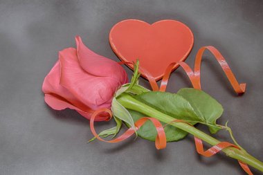 Sevgililer Günü kartı. Büyük bir kalp ve güzel güller. Geçmişi. Romantizm kavramı.