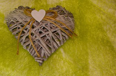 Sevgililer günü kartı. Parlak bir arka planda hasır at. İnsanlar arasındaki ilişki. Romantizm kavramı.