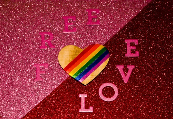 Tarjeta de San Valentín. Corazón en el fondo de la bandera LGBT. Relación entre las personas. Antecedentes El concepto de romance . —  Fotos de Stock